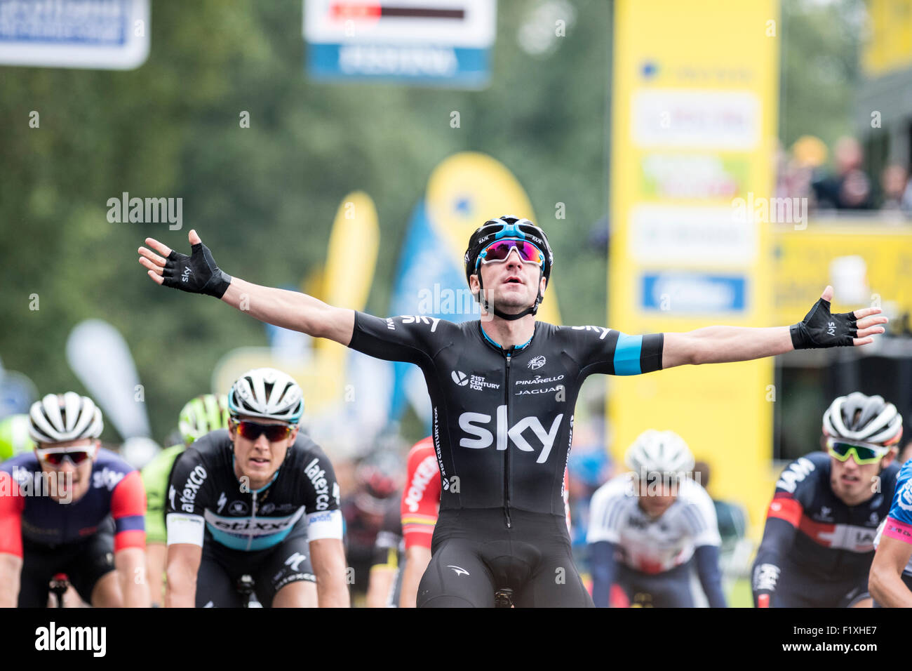 Floors Castle, Kelso, UK. 08. Sep, 2015. Elia Viviani (Team Sky) gewinnt der dritten Stufe der Aviva-Rundfahrt zwischen Cockermouth und Kelso, Vereinigtes Königreich Großbritannien am 8. September 2015. Das Rennen, das erstreckt sich über 7 Etappen, begann am 6. September in Beaumaris, Anglesey, und endet am 13 August in London, Vereinigtes Königreich. Viviani gewann auch Stufe eins des Rennens am Sonntag in Wrexham. Bildnachweis: Andrew Peat/Alamy Live-Nachrichten Stockfoto