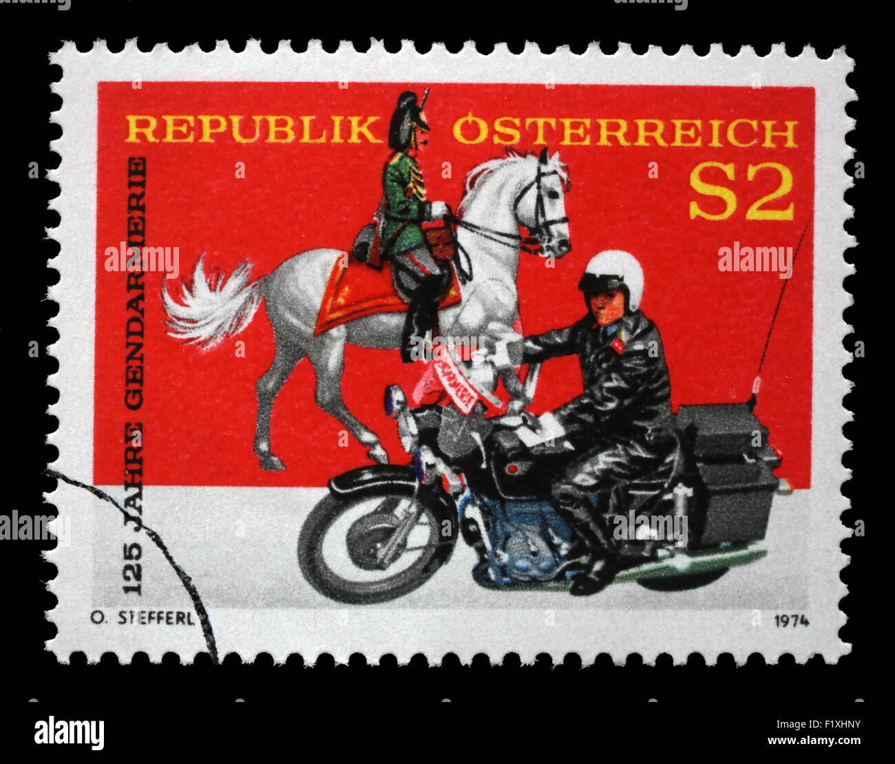 Briefmarke gedruckt durch Österreich, Gendarmen, ca. 1974 zeigt Stockfoto