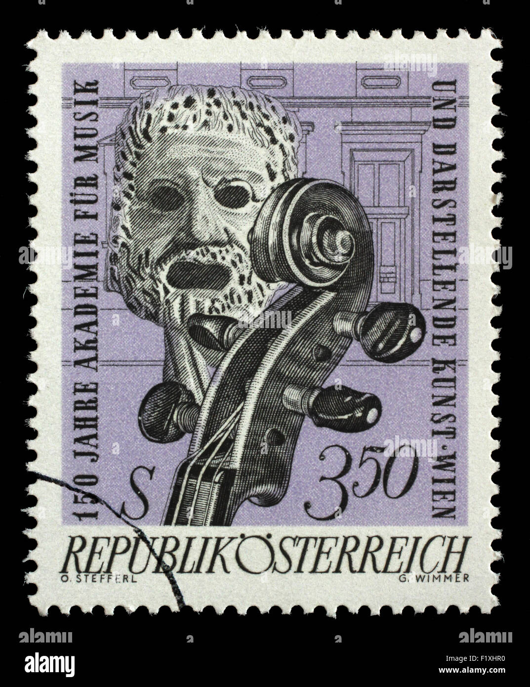 Briefmarke gedruckt durch Österreich, tragische Maske und Violine, circa 1967 zeigt Stockfoto
