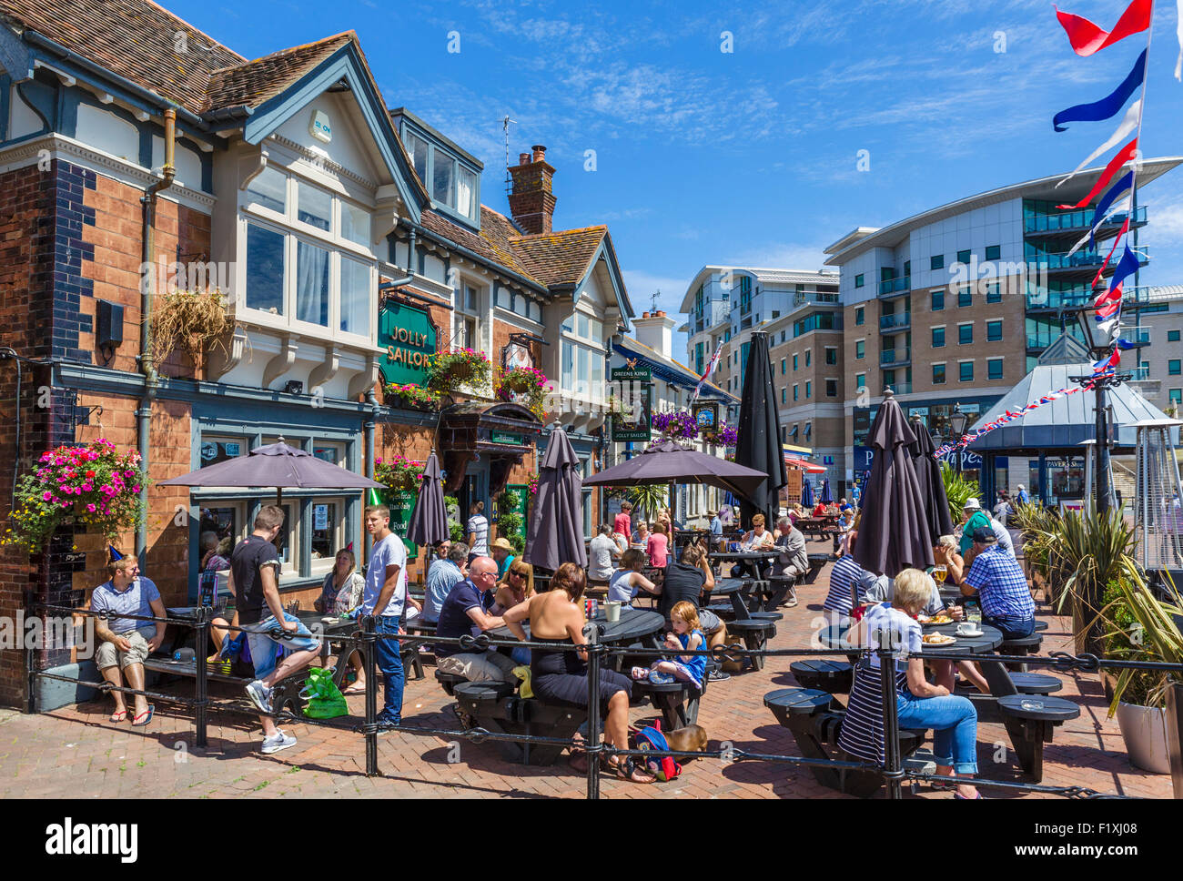 Menschen sitzen vor dem Jolly Sailor Pub auf The Quay in Poole, Dorset, England, UK Stockfoto