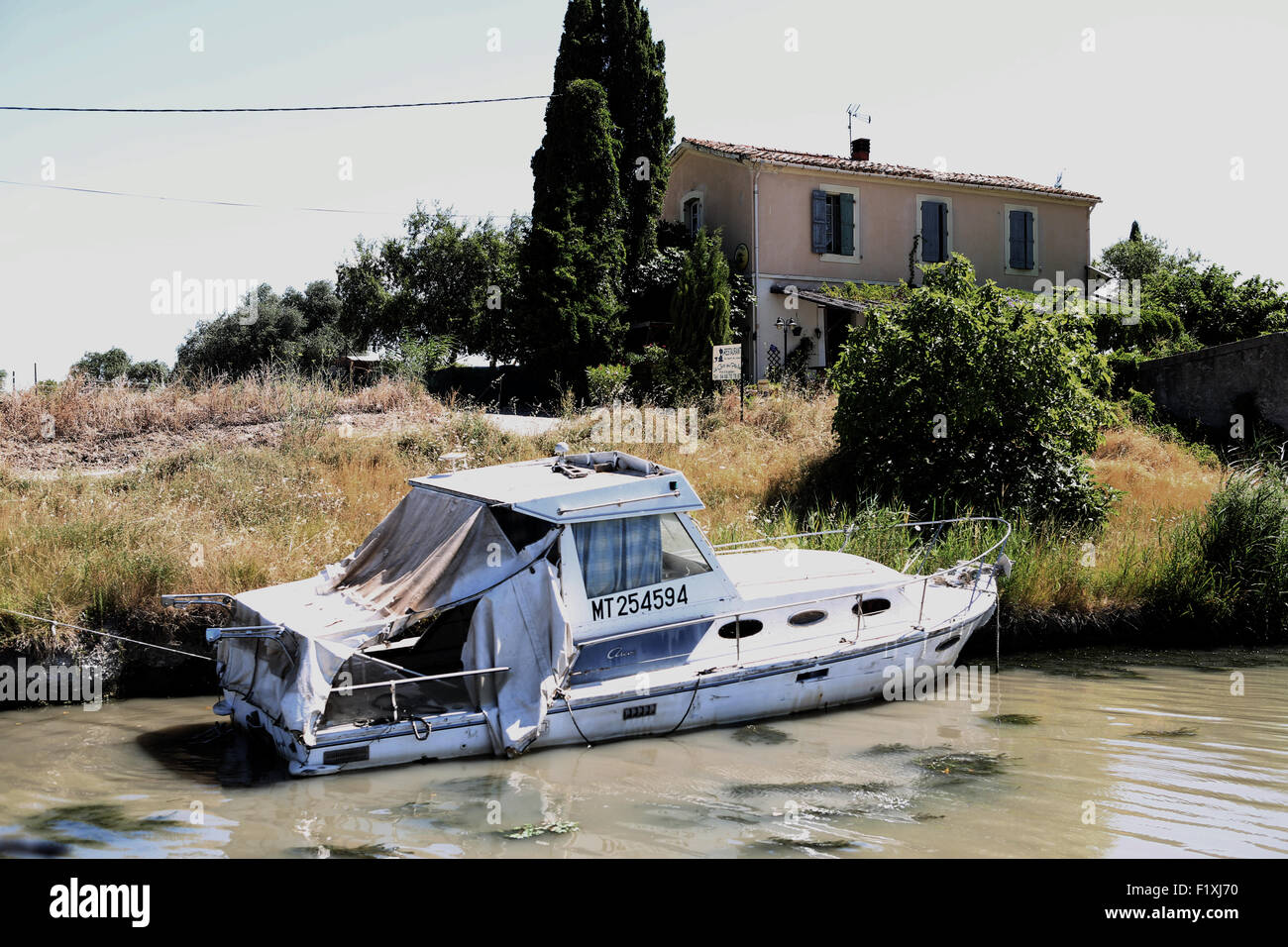 Monotone Stil Cruser Boot Loooking traurig und alte auf einem Kanal in der Nähe von Narbonne in Süd-West Frankreich Stockfoto