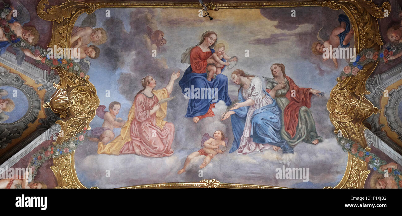 Jungfrau Maria mit dem Jesuskind umgeben von Heiligen und Engeln, Fresko in der Kirche der Verkündigung in Ljubljana Stockfoto