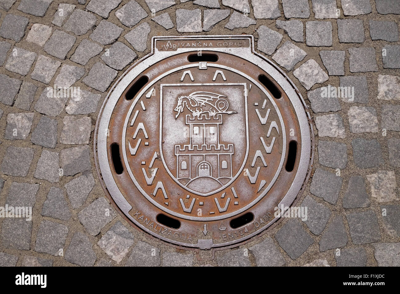 Lukendeckel mit den Wappen von Ljubljana, Slowenien am 30. Juni 2015 Stockfoto