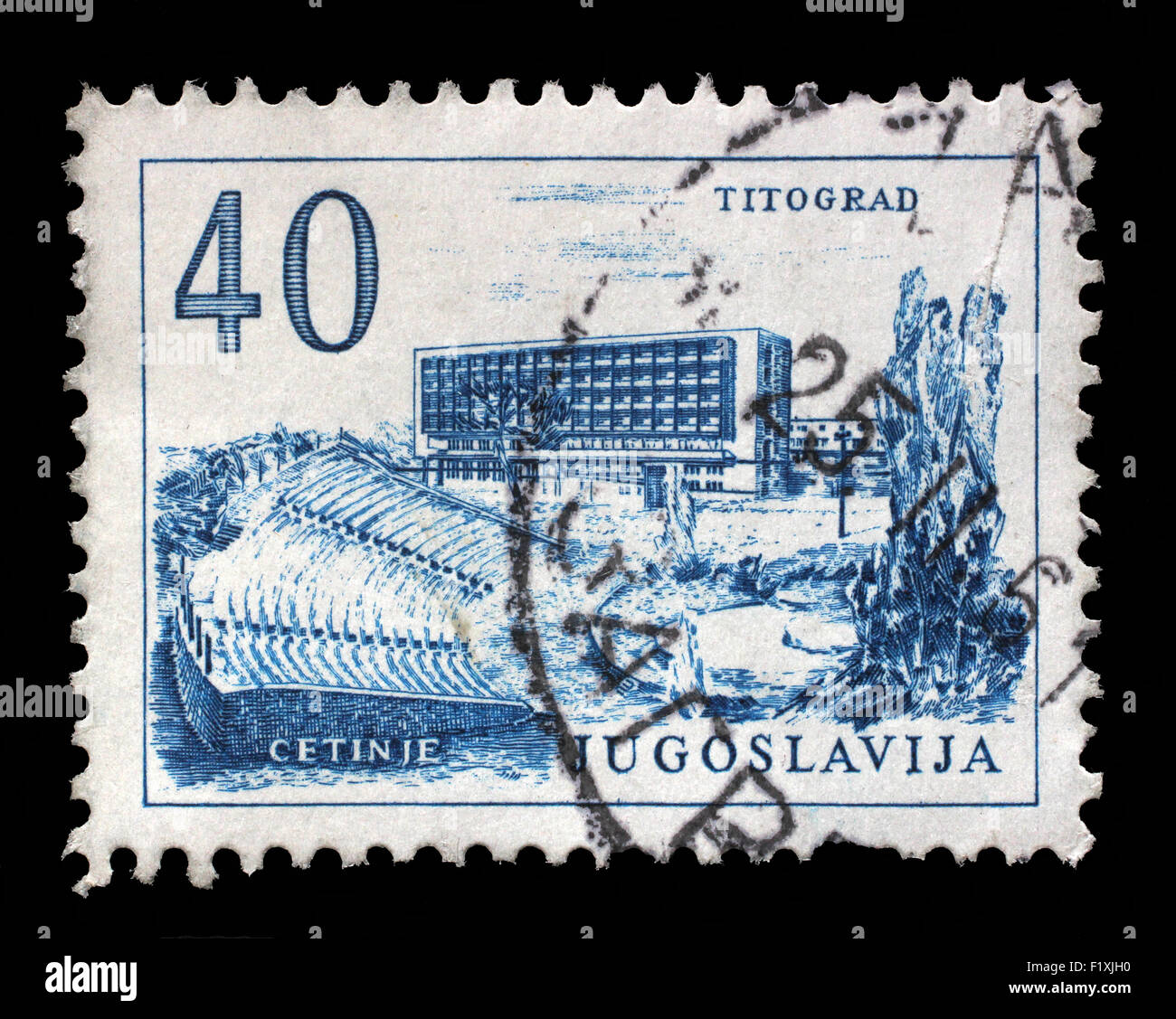 Briefmarke gedruckt in Jugoslawien, zeigt Titograd (Podgorica) Hotel und Open-Air-Theater in Cetinje, ca. 1958 Stockfoto