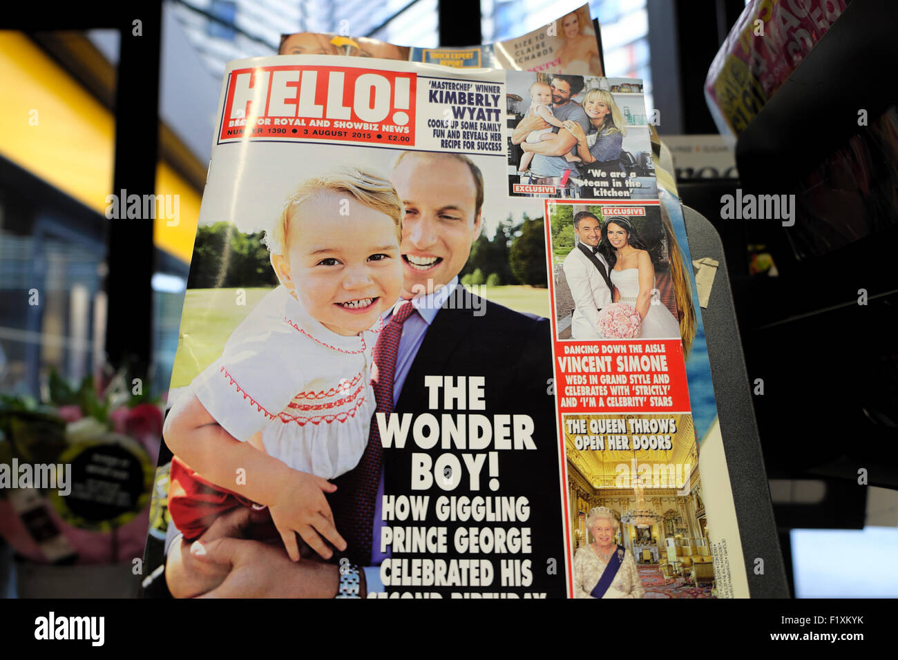 Vordere Abdeckung von Hello Magazin am Kiosk mit Prinz William und Prinz George auf seinen 2. Geburtstag London UK Stockfoto