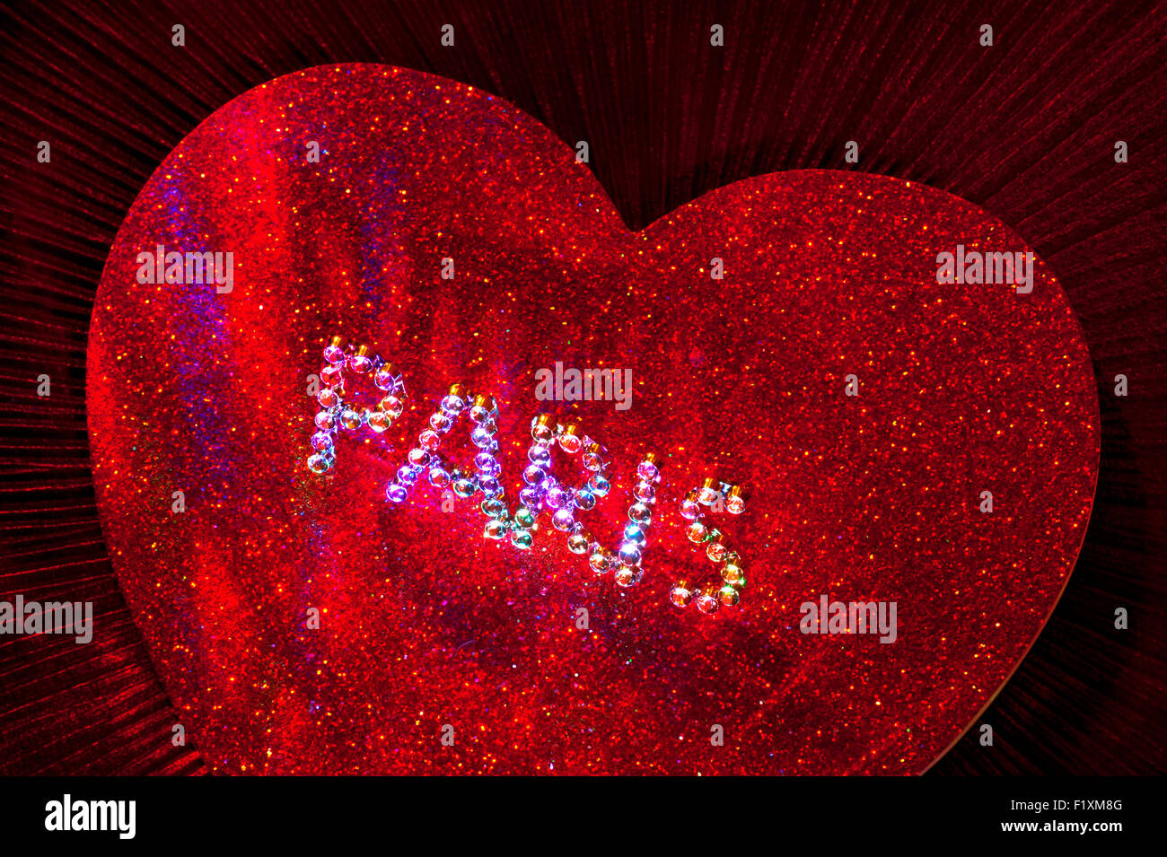 Funkelnde Juwel PARIS Motiv auf rot funkelnden Herz mit bunten Beleuchtung Stockfoto