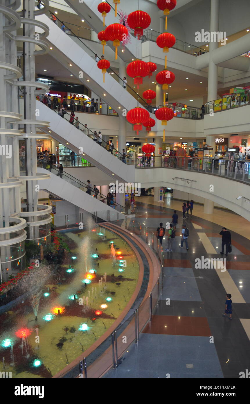 Das Innere von einem philippinischen super Mart. Diese Läden sind Gradua; Übernahme von den Straßenmärkten y sind stark bevorzugt. Stockfoto