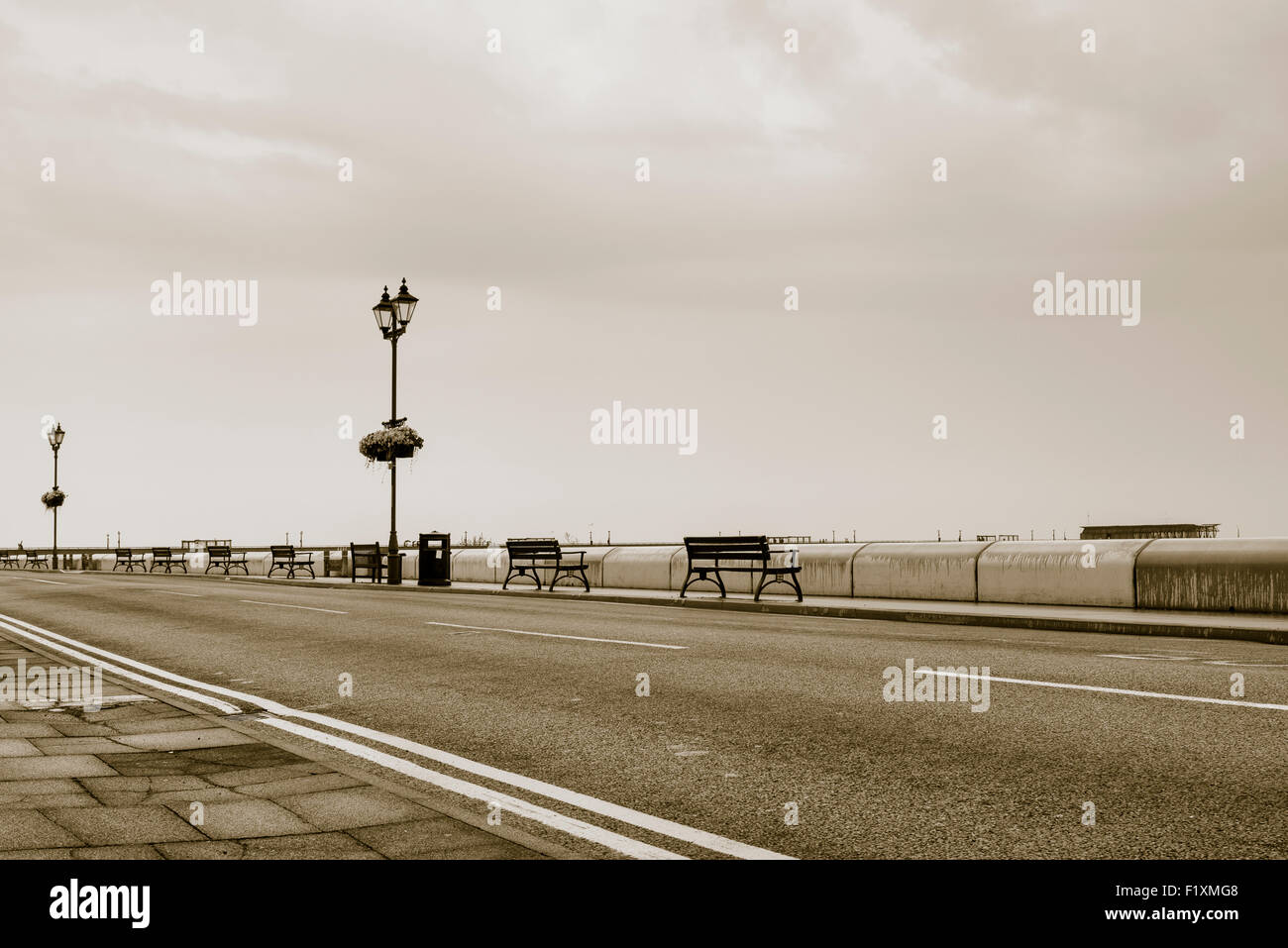 Split getönten Schuss einer einsamen langen Strand von Deal, Kent an einem nassen Sommertag Stockfoto