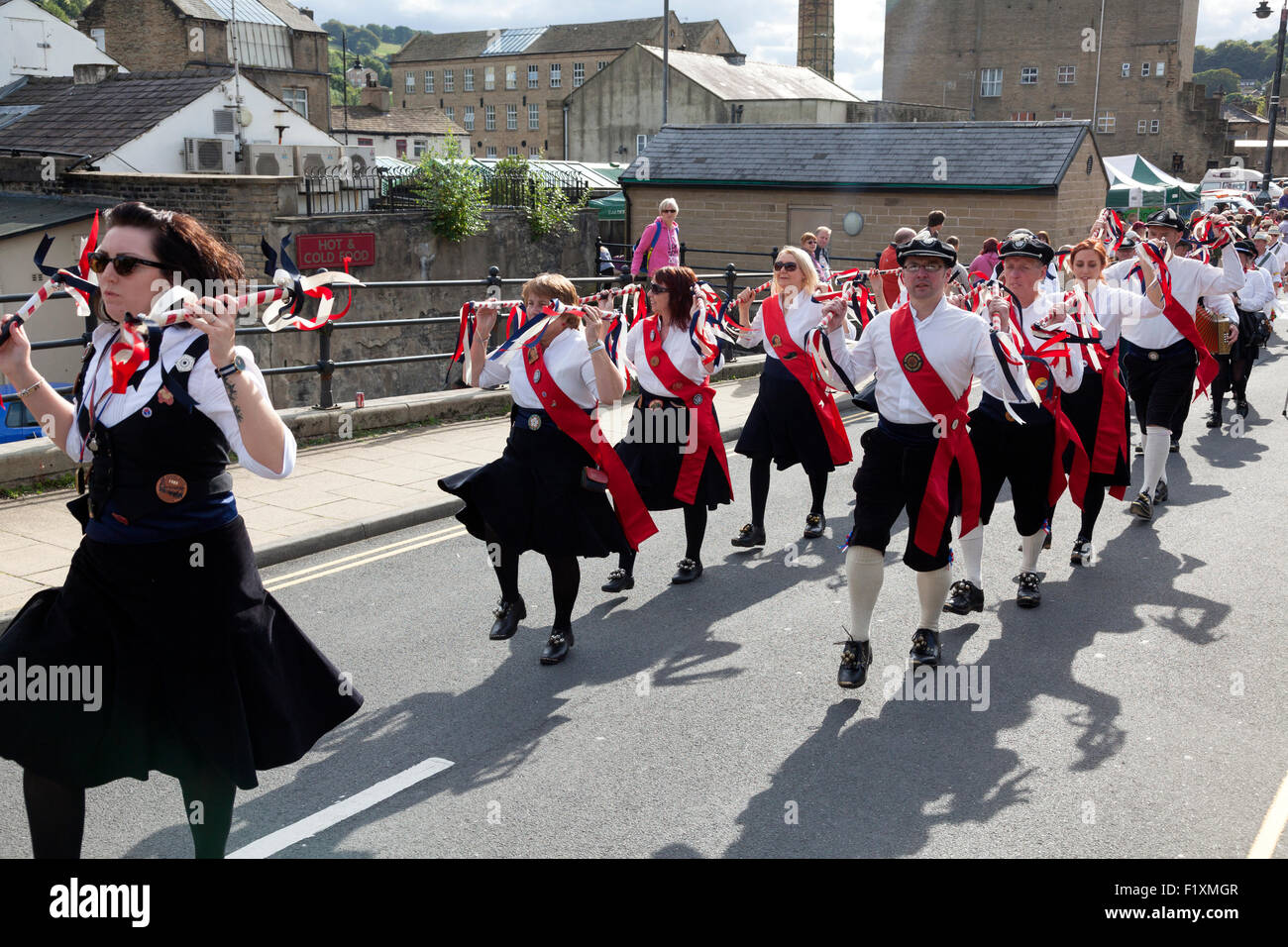 Sowerby Bridge Morris Dancers in der Rushbearing Festival Prozession, Sowerby Bridge, West Yorkshire Stockfoto