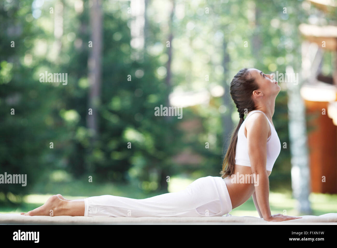 Yoga-Frau im park Stockfoto