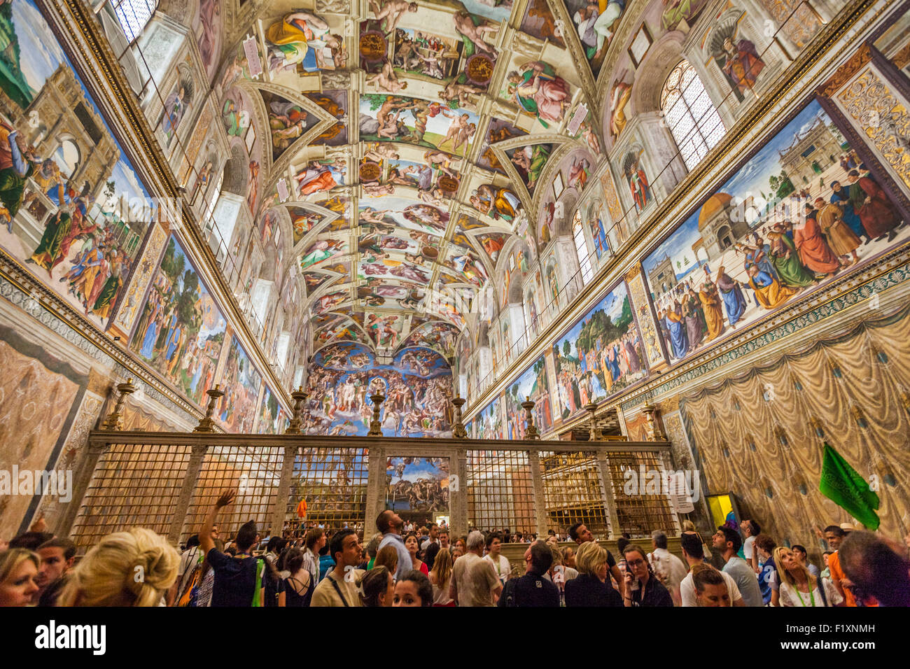 Besucher und Touristen in der Sixtinischen Kapelle Apostolischen Palast Vatikan Museum Vatikanstadt Rom Italien EU Europa Stockfoto