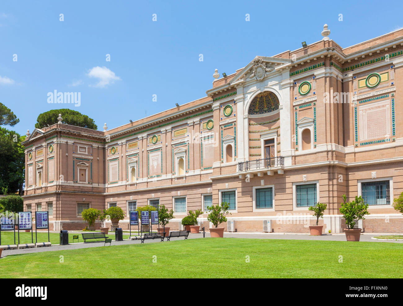 die Pinakothek-Galerie und der Giardino Quadrato oder Square Garden im Vatikanischen Museum Vatikanstadt Rom Italien Europa EU Stockfoto
