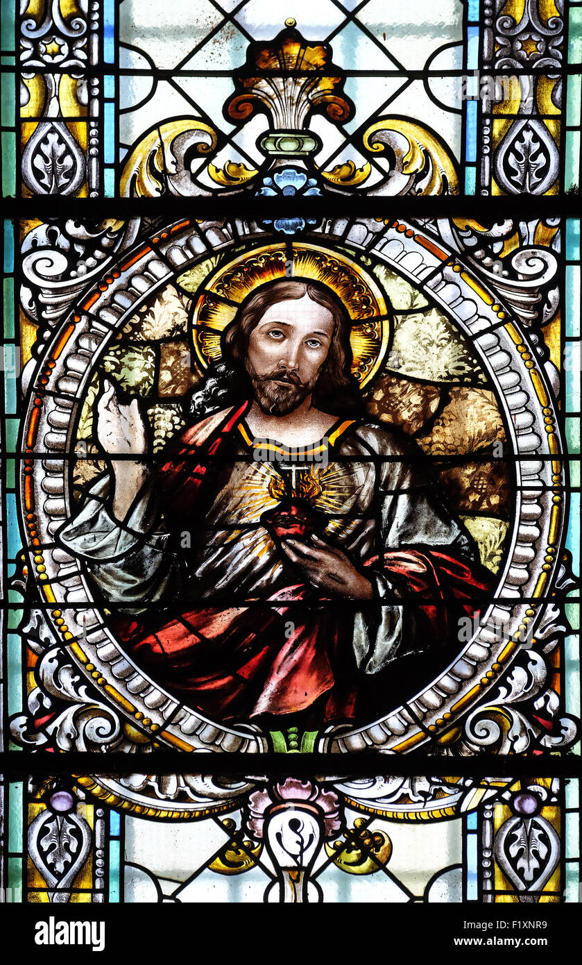 Heiligstes Herz Jesu, Glasfenster in der Kathedrale des Heiligen Nikolaus in Novo Mesto, Slowenien am 30. Juni 2015 Stockfoto