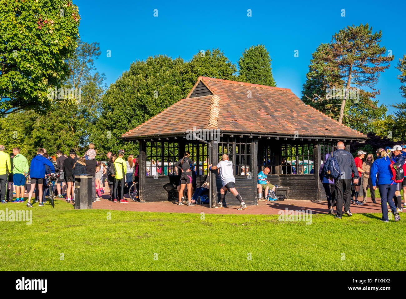 Läufer Lockerungsübungen, bevor The Carver Wolverhampton Marathon UK gesponsert Stockfoto