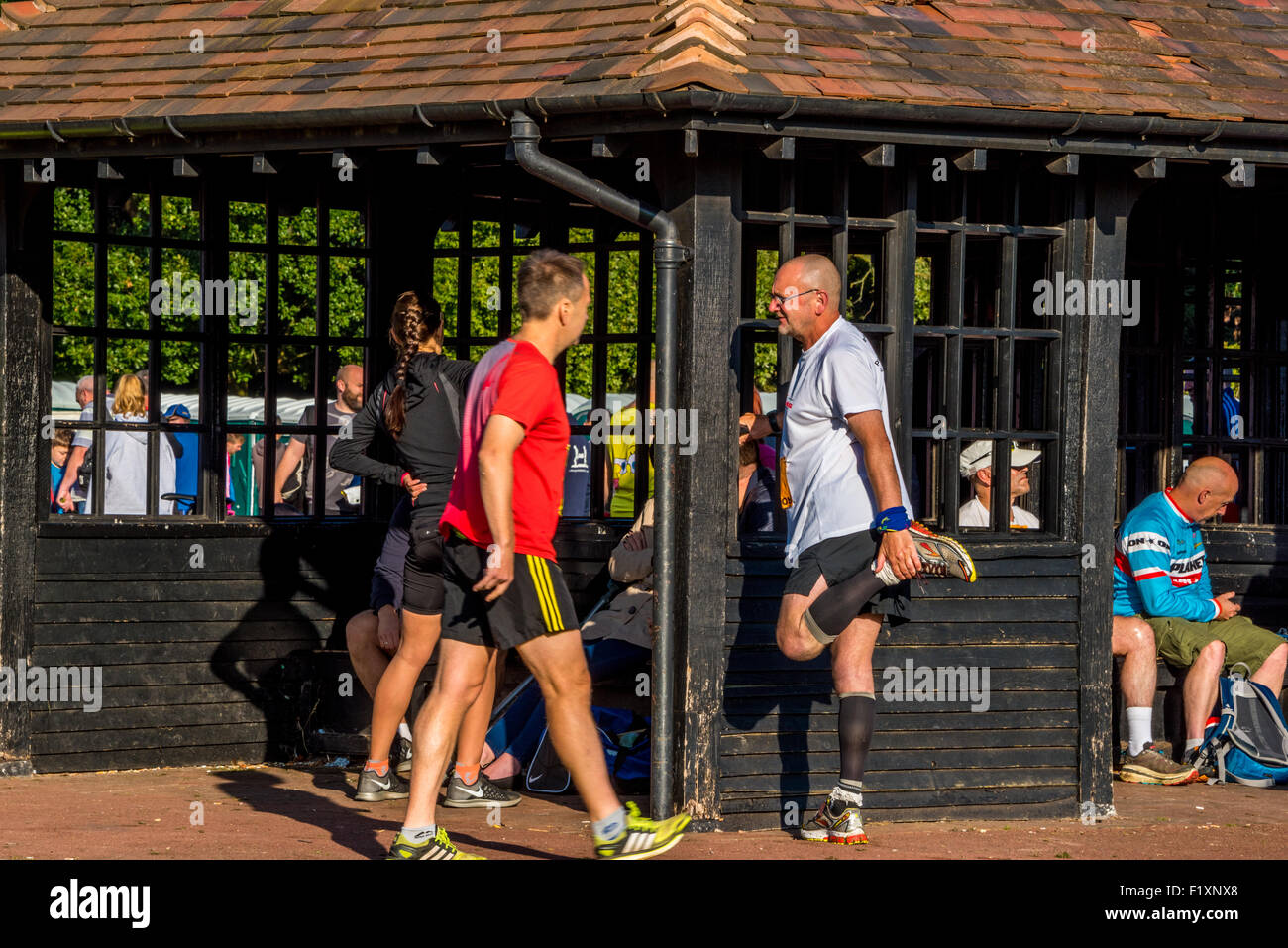 Ein Mann, erstreckt sich seine Muskeln vor dem Start von The Carver gesponsert Wolverhampton Marathon UK Stockfoto