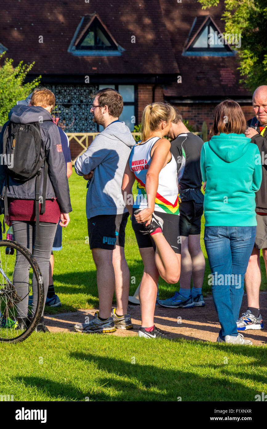 Eine Dame, dehnen Sie ihre Muskeln vor dem Start von The Carver gesponsert Wolverhampton Marathon UK Stockfoto