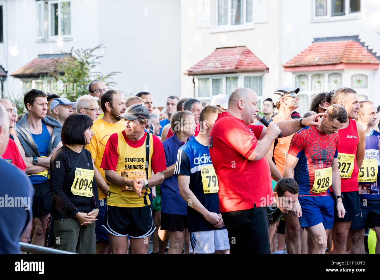 Dicky Dodd Signal 107 DJ immer bereit, die Läufer für Thew Start The Carver gesponsert Wolverhampton Marathon UK Stockfoto