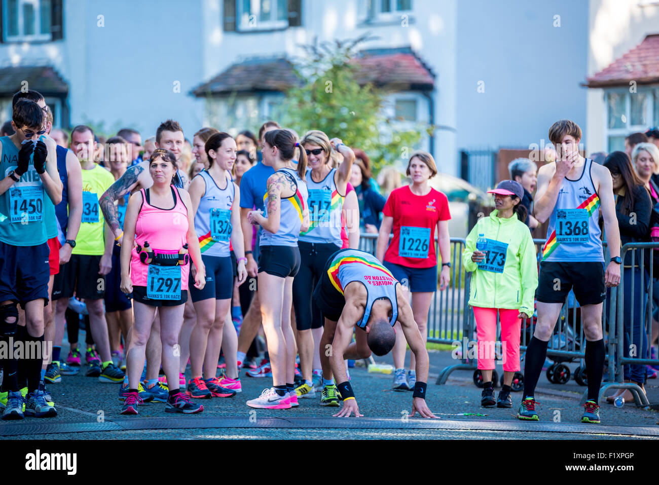 Menschen Übungen bereit, sich der 10-Kilometer-Lauf in The Carver gesponsert Wolverhampton Marathon UK Stockfoto