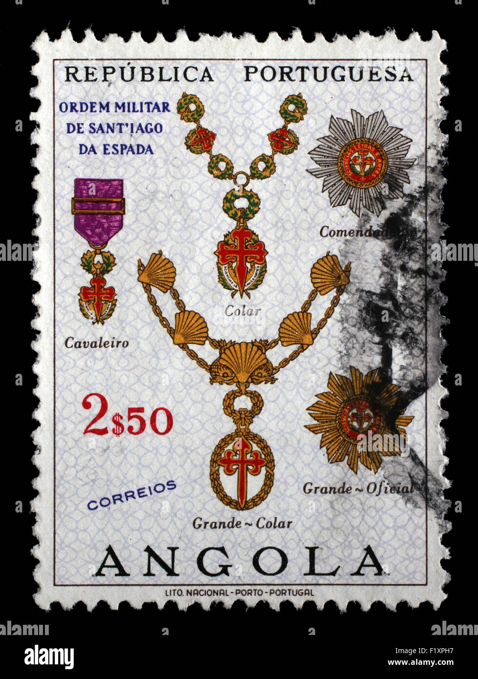 Stempel in die Angola gedruckt zeigt militärische Orden von Santiago der Espada, Portugiesisch Zivil- und militärischen Orden, circa 1967. Stockfoto