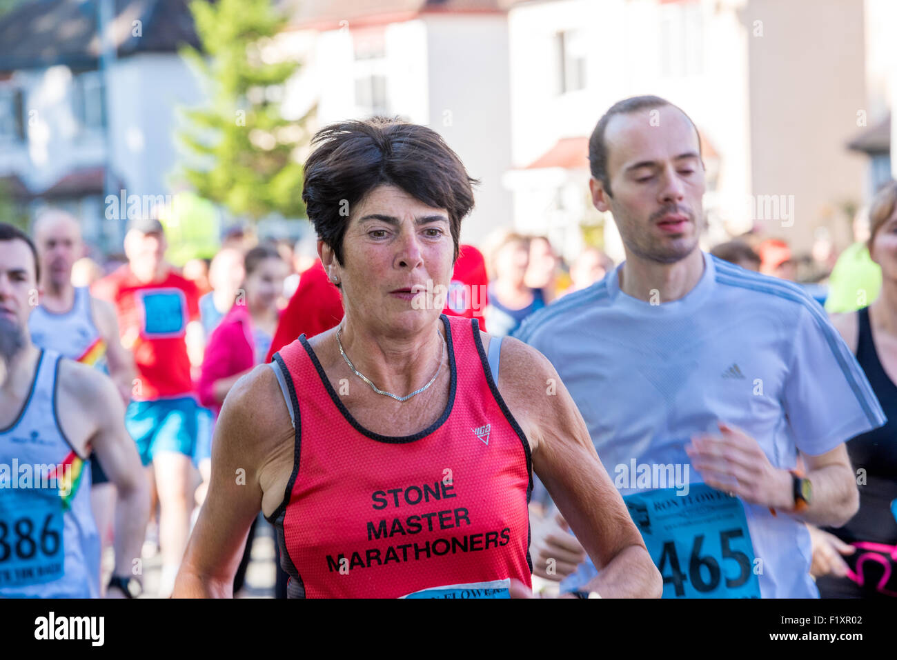 Ein weibliches Mitglied der Stein master Marathonläufer laufen auf The Carver gesponsert Wolverhampton Marathon UK Stockfoto