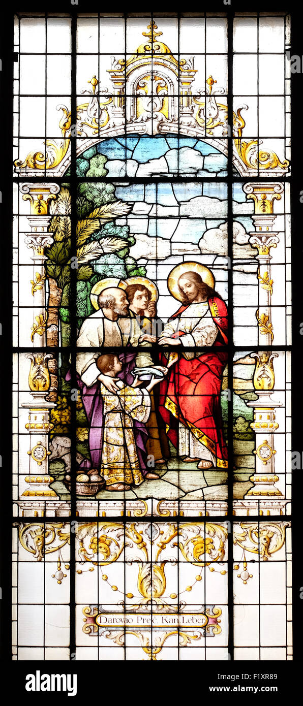 Vermehrung der Brote und der Fische, Glasfenster in der Basilika des Heiligen Herzens Jesu in Zagreb, Kroatien Stockfoto