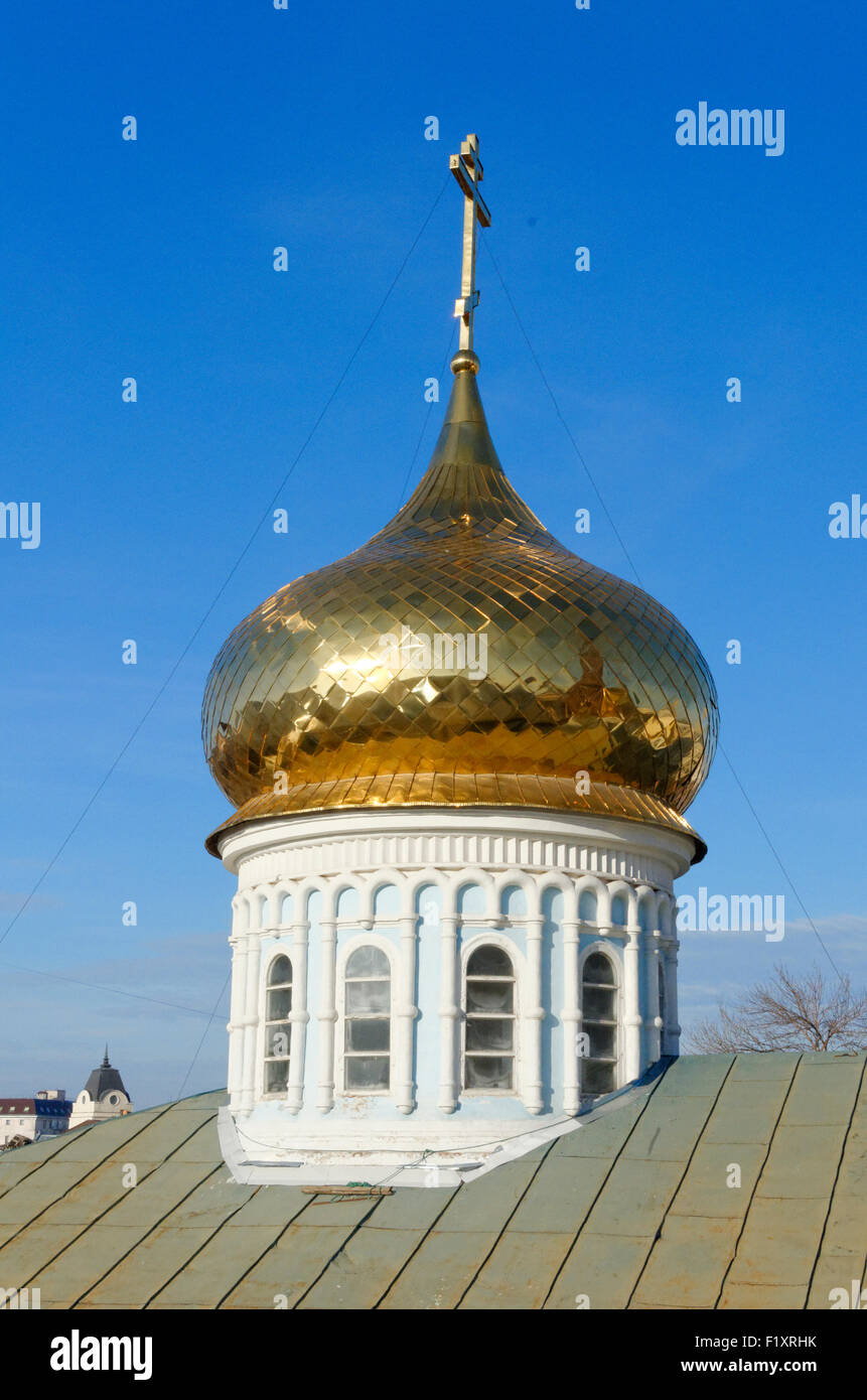 Goldene Kuppel einer orthodoxen russischen Kirche vor einem blauen Himmel, Kazan, Tatarstan, Russland Stockfoto