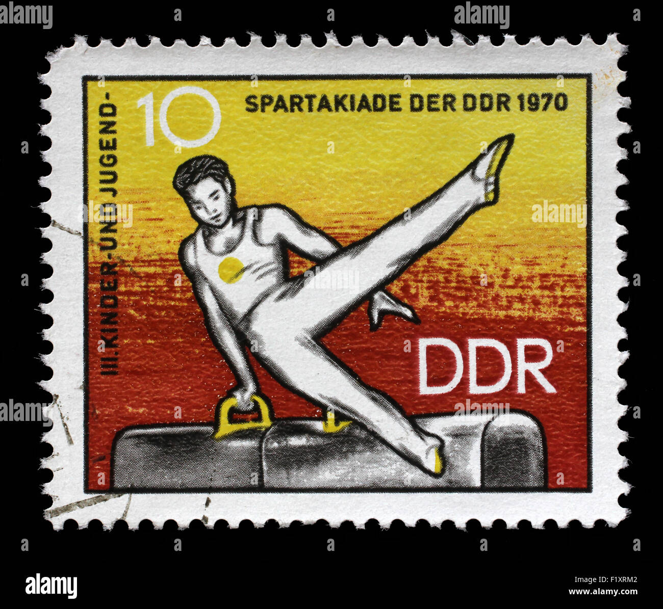 Gedruckt in DDR Stempel zeigt Athlet am Pauschenpferd, 3. Kinder und Jugendlichen Spartakiade, ca. 1970 Stockfoto