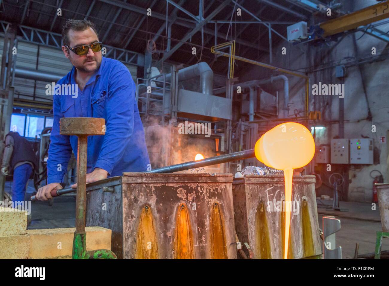 Frankreich, Loire, Saint Just Saint Rambert, die Glasfabrik von Saint Just ist die einzige in Frankreich wo Glasbläser Flachglas für architektonische Anwendung produzieren, verwenden sie die gleichen Geräte und Techniken im 19. Jahrhundert Stockfoto