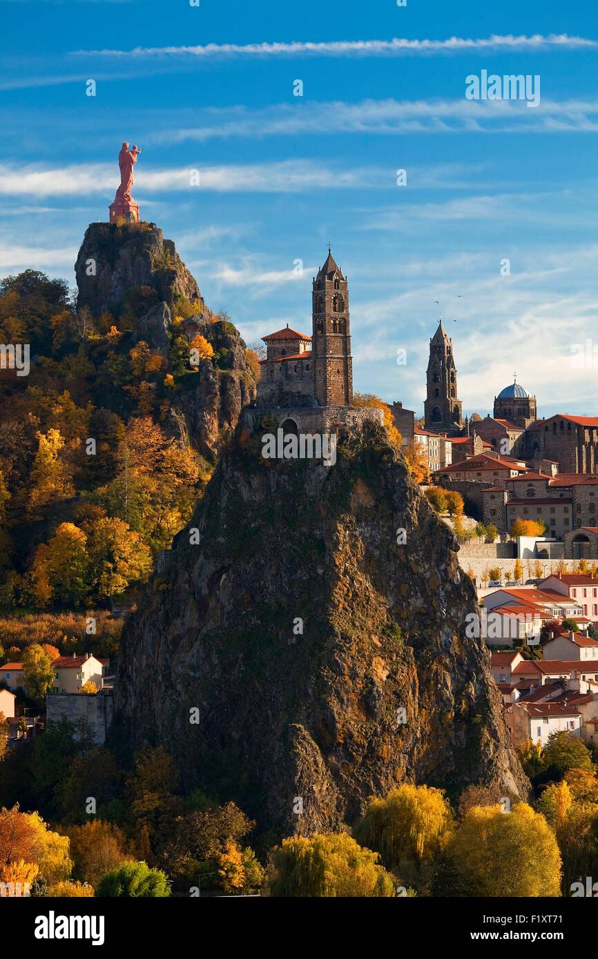 Frankreich, Haute-Loire, Le Puy En Velay, ein Anschlag auf el Camino de Santiago, Überblick über die Stadt mit Notre Dame de France Statue (1860) an der Spitze der am Rocher Corneille auf der linken Seite und 12. Jahrhundert Notre-Dame de Annonciation Kathedrale auf der rechten Seite Stockfoto