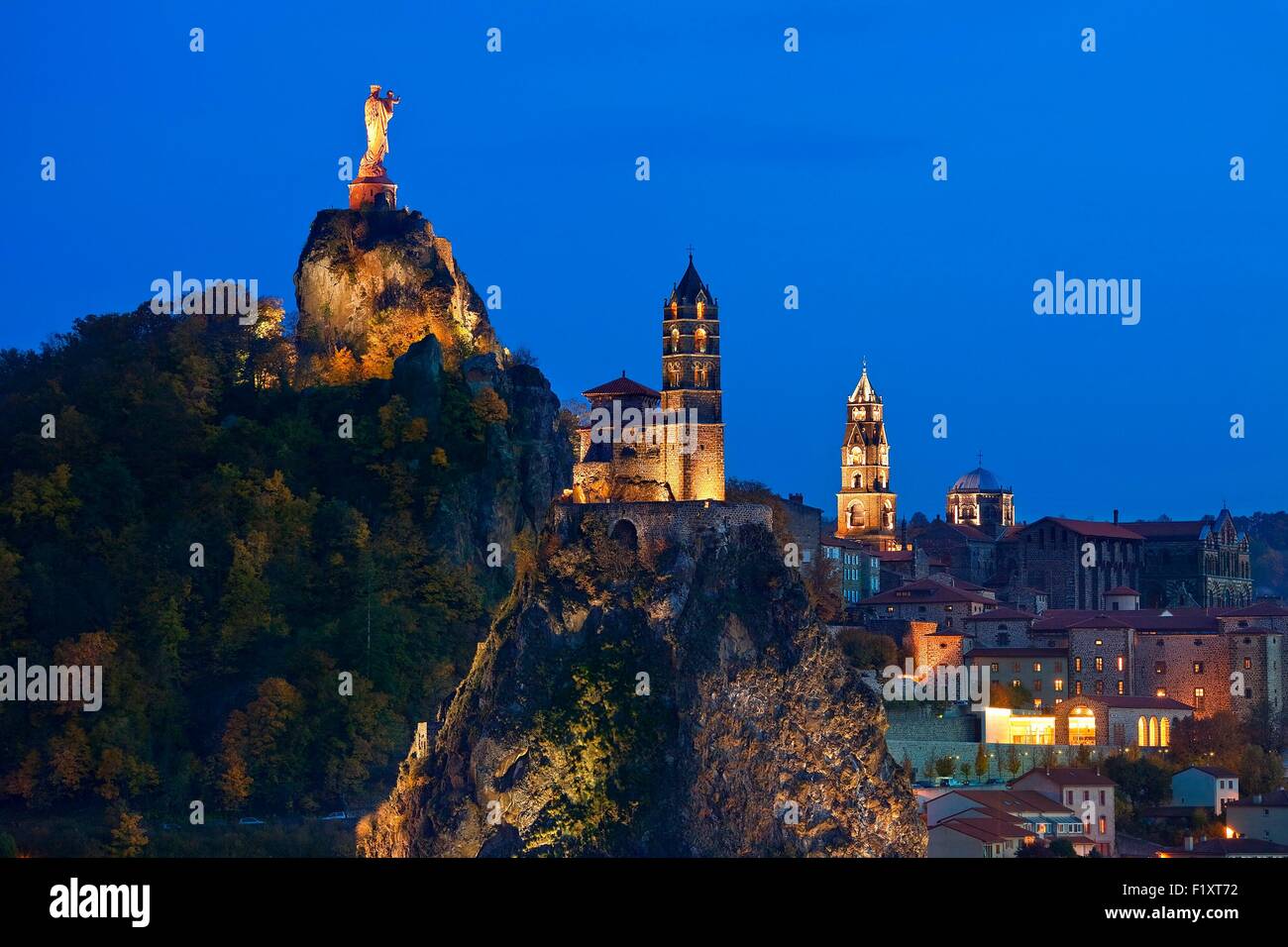 Frankreich, Haute-Loire, Le Puy En Velay, ein Anschlag auf el Camino de Santiago, Überblick über die Stadt mit Notre Dame de France Statue (1860) an der Spitze der am Rocher Corneille auf der linken Seite und 12. Jahrhundert Notre-Dame de Annonciation Kathedrale auf der rechten Seite Stockfoto