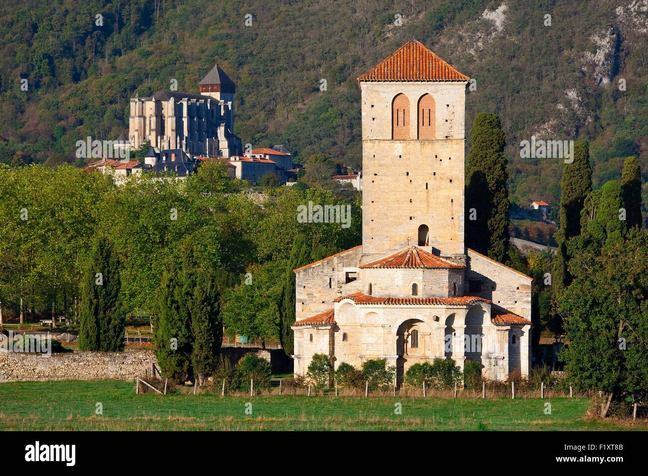 Frankreich, Haute Garonne, Saint Bertrand de Comminges, mit der Bezeichnung Les Plus Beaux Dörfer de France (die schönsten Dörfer Frankreichs), Haltestelle am El Camino de Santiago-Weltkulturerbe als Weltkulturerbe der UNESCO, romanische Basilika Saint Just Kathedrale und Stockfoto