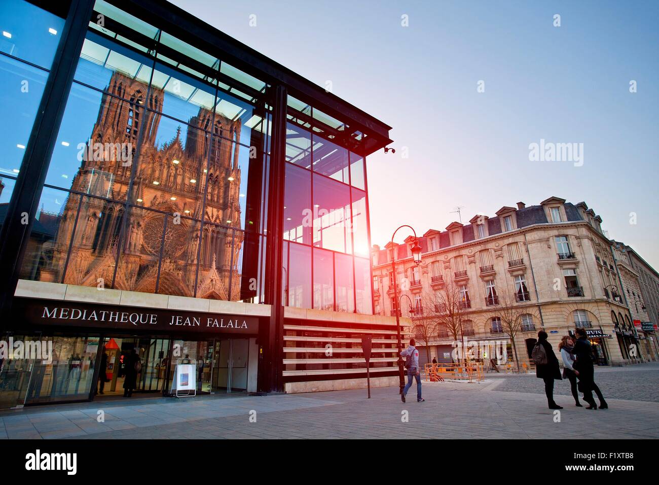 Frankreich, spiegelt sich in der Mediathek Jean Falala Marne, Notre-Dame de Reims, Reims, Reims, Frankreich, Marne (51) Stockfoto