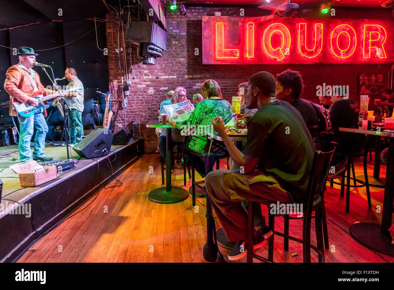 USA, Tennessee, Memphis, Musiker Brad Birkedhal im Cafe auf der Beale Street Blues Stadt Stockfoto