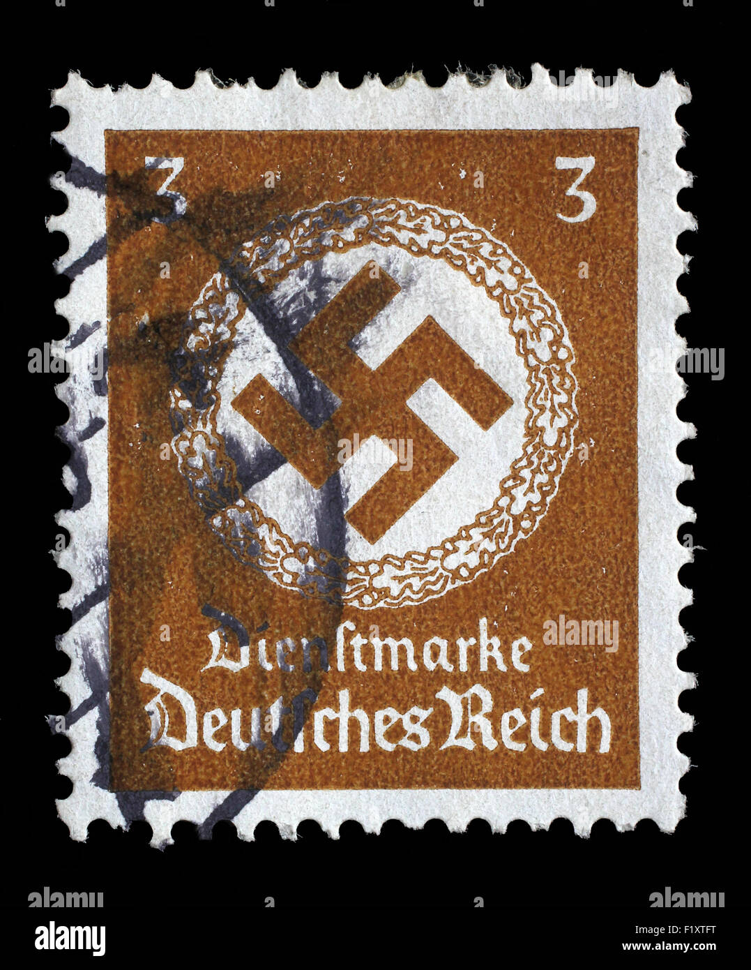 Deutschland - ca. 1943: Eine Briefmarke gedruckt in Deutschland zeigt das Hakenkreuz in einem Eichenkranz, ca. 1943. Stockfoto