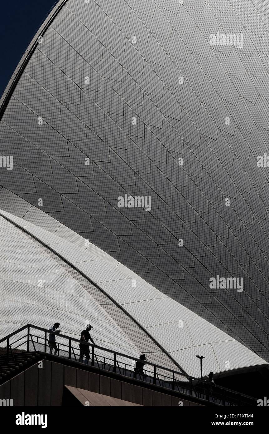 Australien, New South Wales, Sydney, Silhouetten vor Sydney Opera House zum Weltkulturerbe der UNESCO und seine wundervollen Rundungen Stockfoto