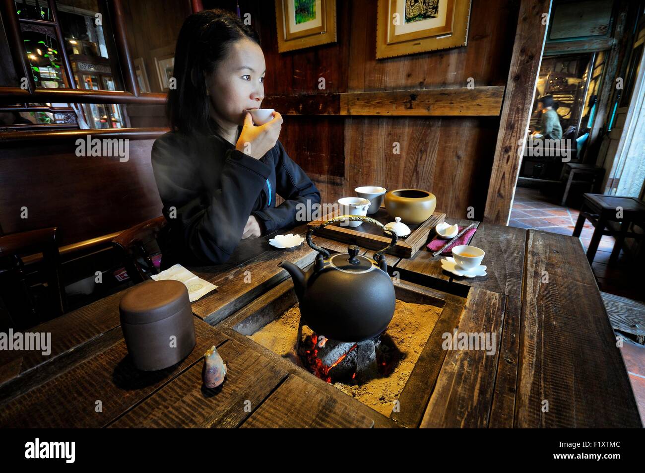 Taiwan, Asiatin in einem alten Teehaus im Teehaus Jiufen New Taipei City, Ruifang, Jiufen (Gassen) Stockfoto