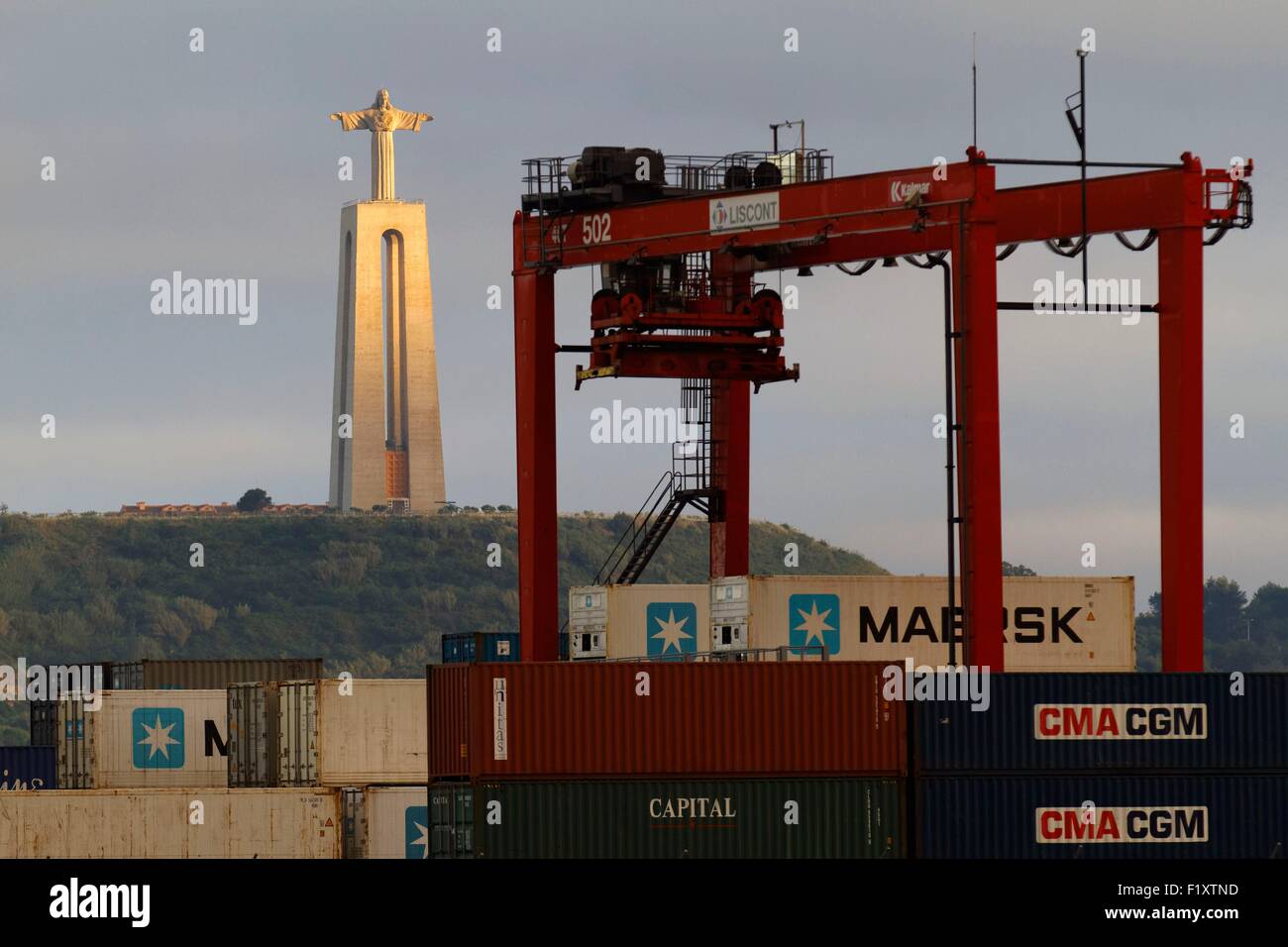 Portugal, Lissabon, Lapa, docks, Cristo Rei im Hintergrund Stockfoto