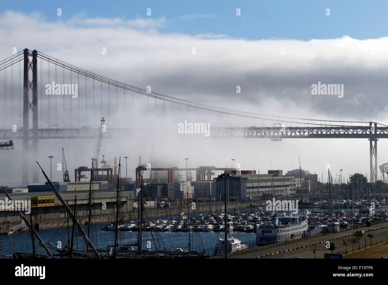 Portugal, Lissabon, Lapa, Docks und Brücke 25 April im Nebel Stockfoto