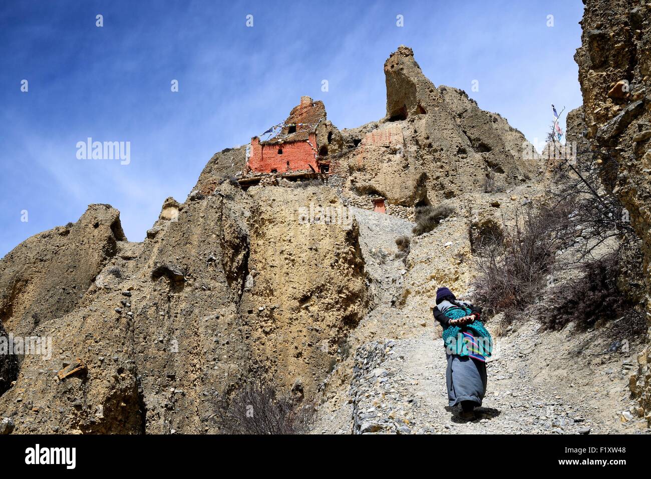 Nepal, Gandaki zone, Upper Mustang (nahe der Grenze zu Tibet), alte tibetische Frau Lori Gompa Höhle Kloster Stockfoto