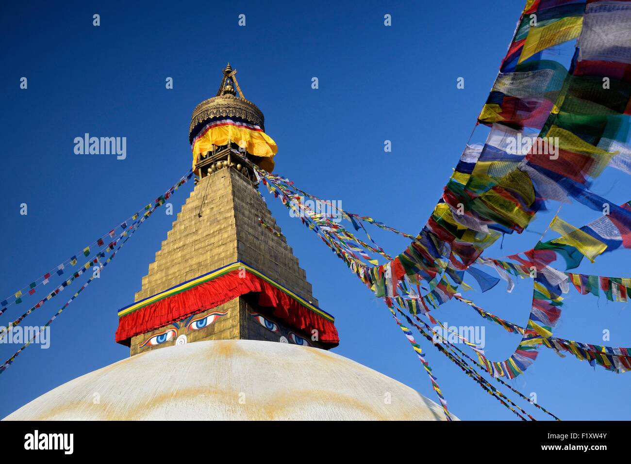 Nepal, Kathmandu-Tal, Weltkulturerbe der UNESCO, die Augen des Buddha und des Gebets Flaggen auf Bodnath Stupa Bodnath Stockfoto