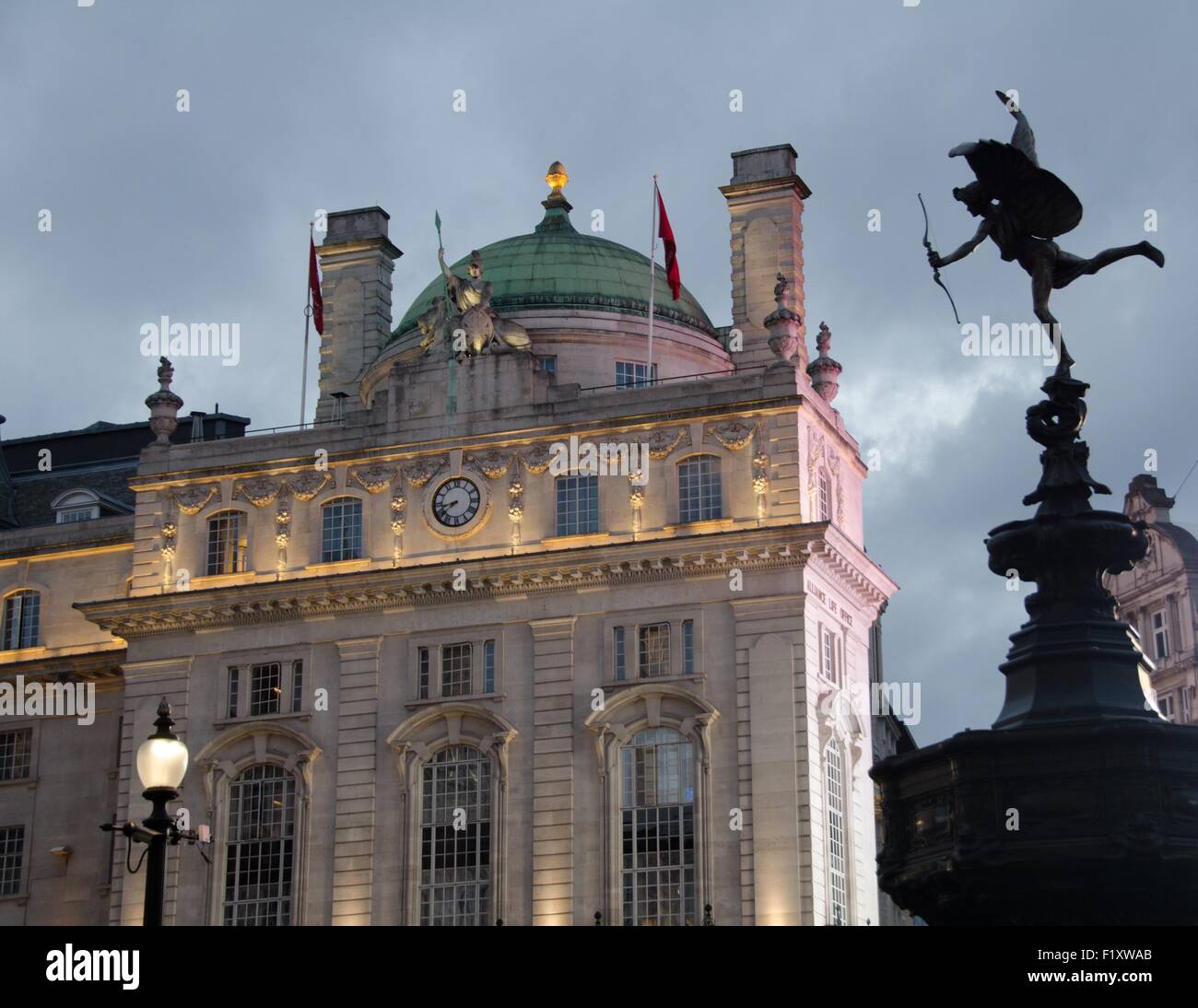 Die Allianz Leben Büro hinter der Eros-Statue am Piccadilly Circus, London, UK Stockfoto