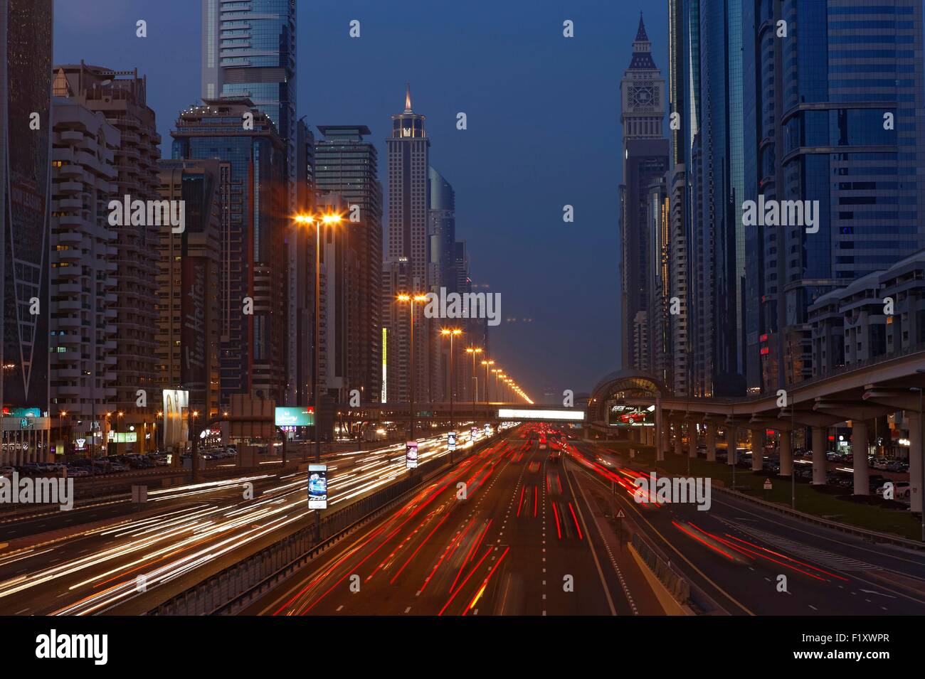 Vereinigte Arabische Emirate, Dubai, Sheikh Zayed Road, Hauptstraße 558 km lang Stockfoto