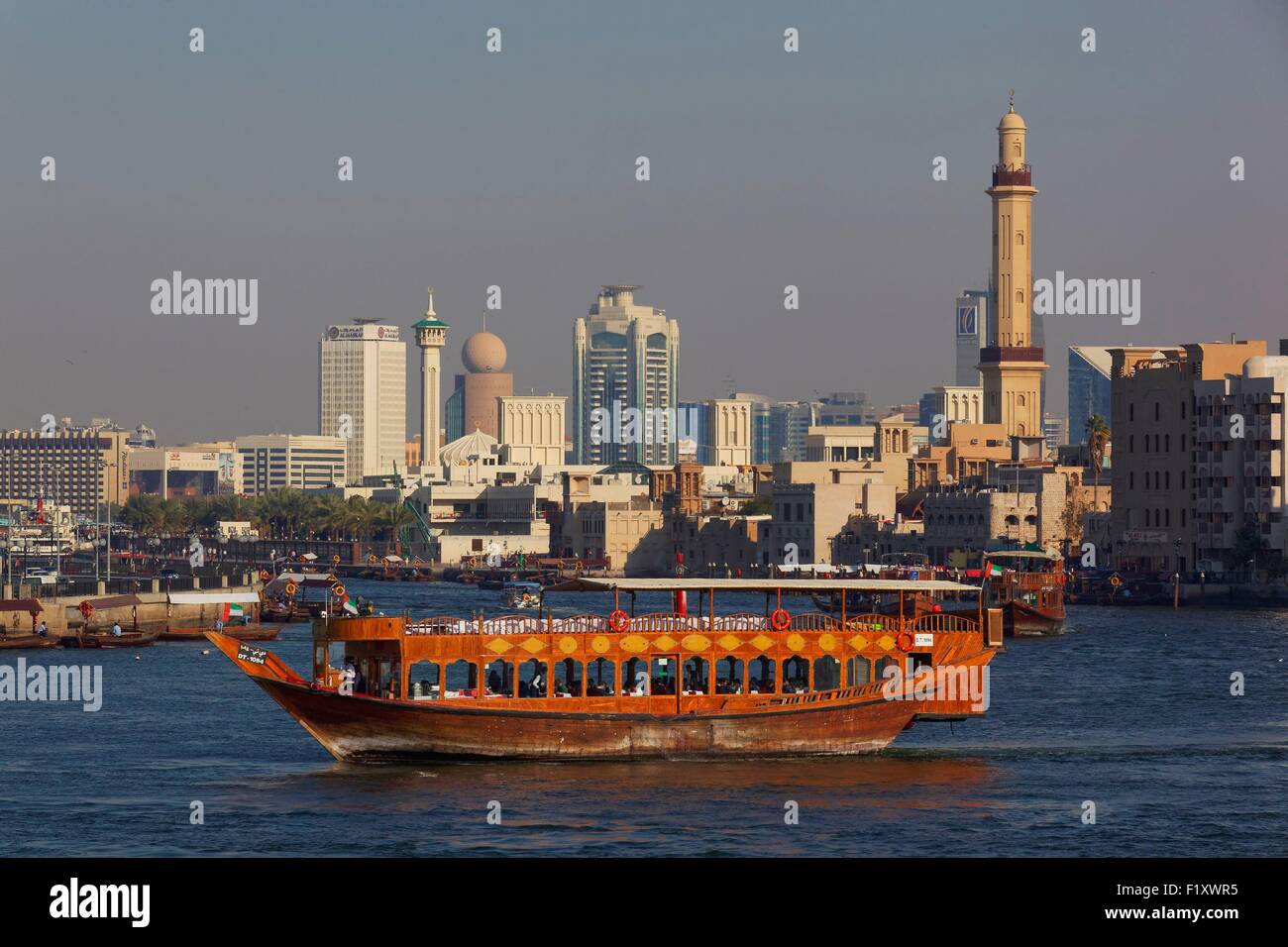 Vereinigte Arabische Emirate, Dubai, Bur Dubai, Dubai Creek, touristische Dhau Stockfoto