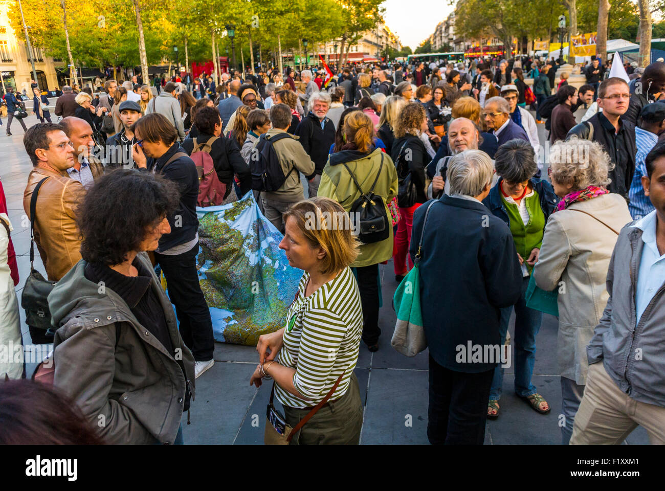 Paris, Frankreich, Massenproteste von oben, Franzosen bei der Demonstration zur Ausweitung der Rechte von Asylsuchenden, MigrantInnen, um nach Frankreich einzureisen, sozialer Protest Stockfoto