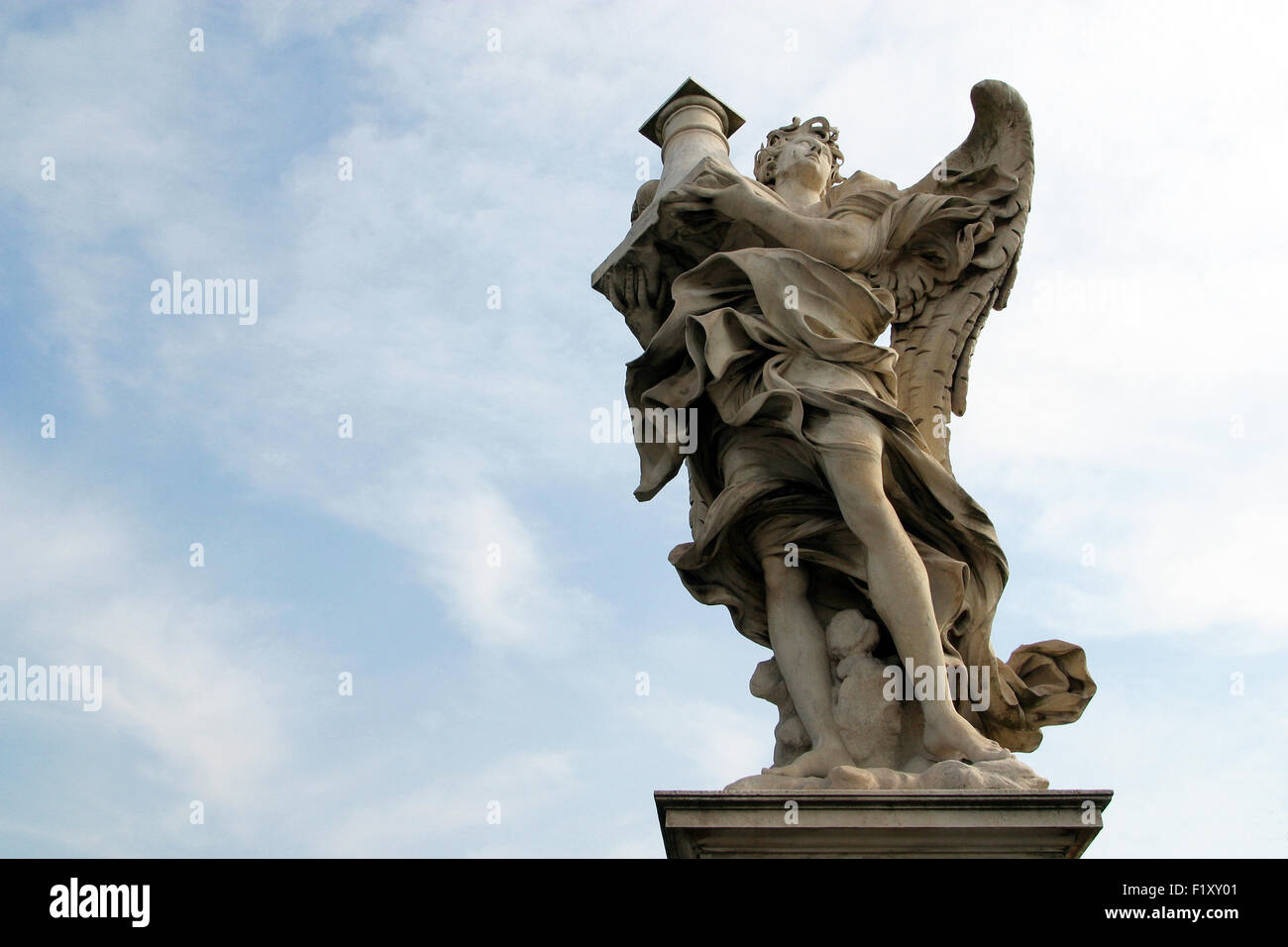 Berninis Engel entlang der Heiligen Engel-Brücke nahe dem Mausoleum des Hadrian in Rom am 27. Februar 2010 Stockfoto