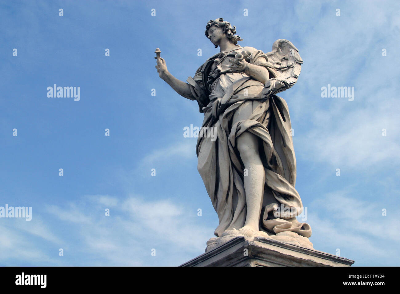 Berninis Engel entlang der Heiligen Engel-Brücke nahe dem Mausoleum des Hadrian in Rom am 27. Februar 2010 Stockfoto