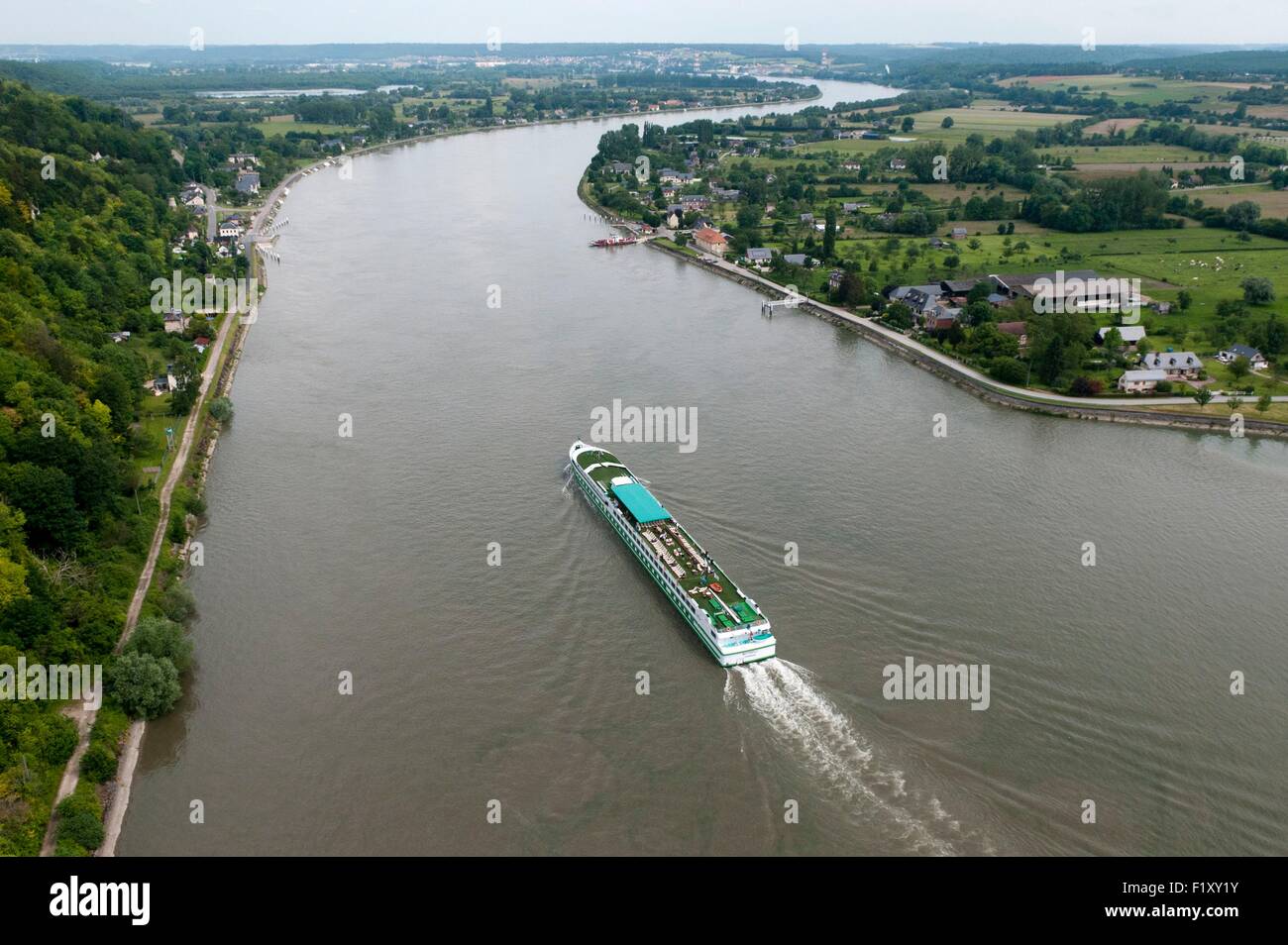 Frankreich, Seine Maritime, Parc Naturel Regional des Boucles De La Seine Normande (natürlichen regionalen Park der Boucles De La Seine Normande), die Kreuzfahrt Schiff Unternehmens Croisieurope (Luftbild) Stockfoto