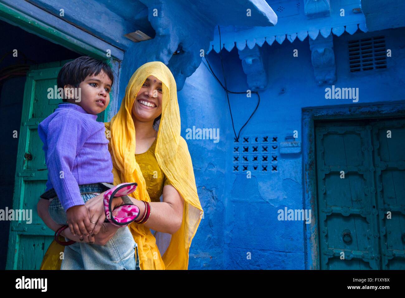 Indien, Rajasthan State, Jodhpur, die blaue Stadt, Frau im Sari tragen ihr Kind Stockfoto