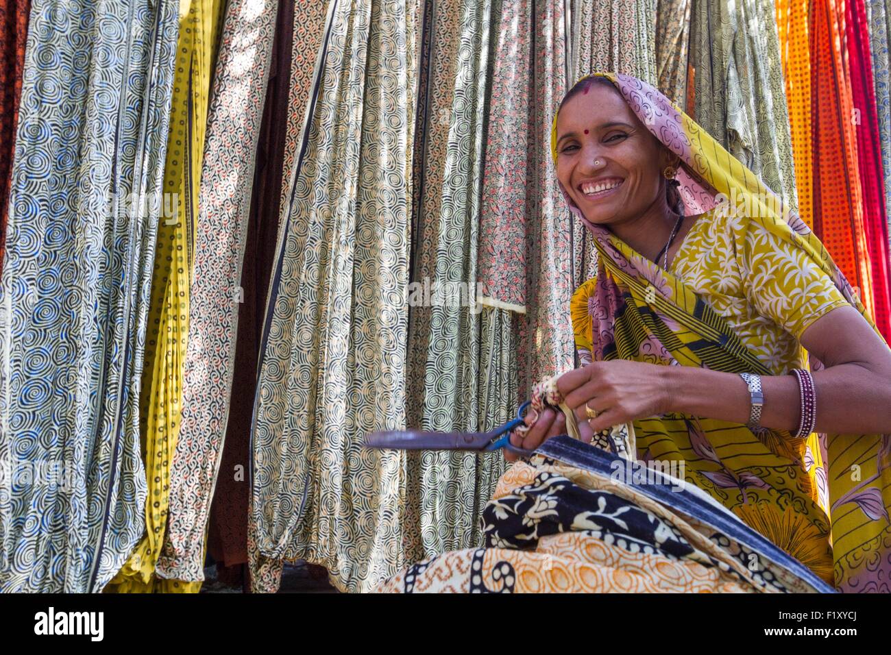 Indien, Rajasthan State Sanganer, Textilfabrik, Textilien schneiden Stockfoto