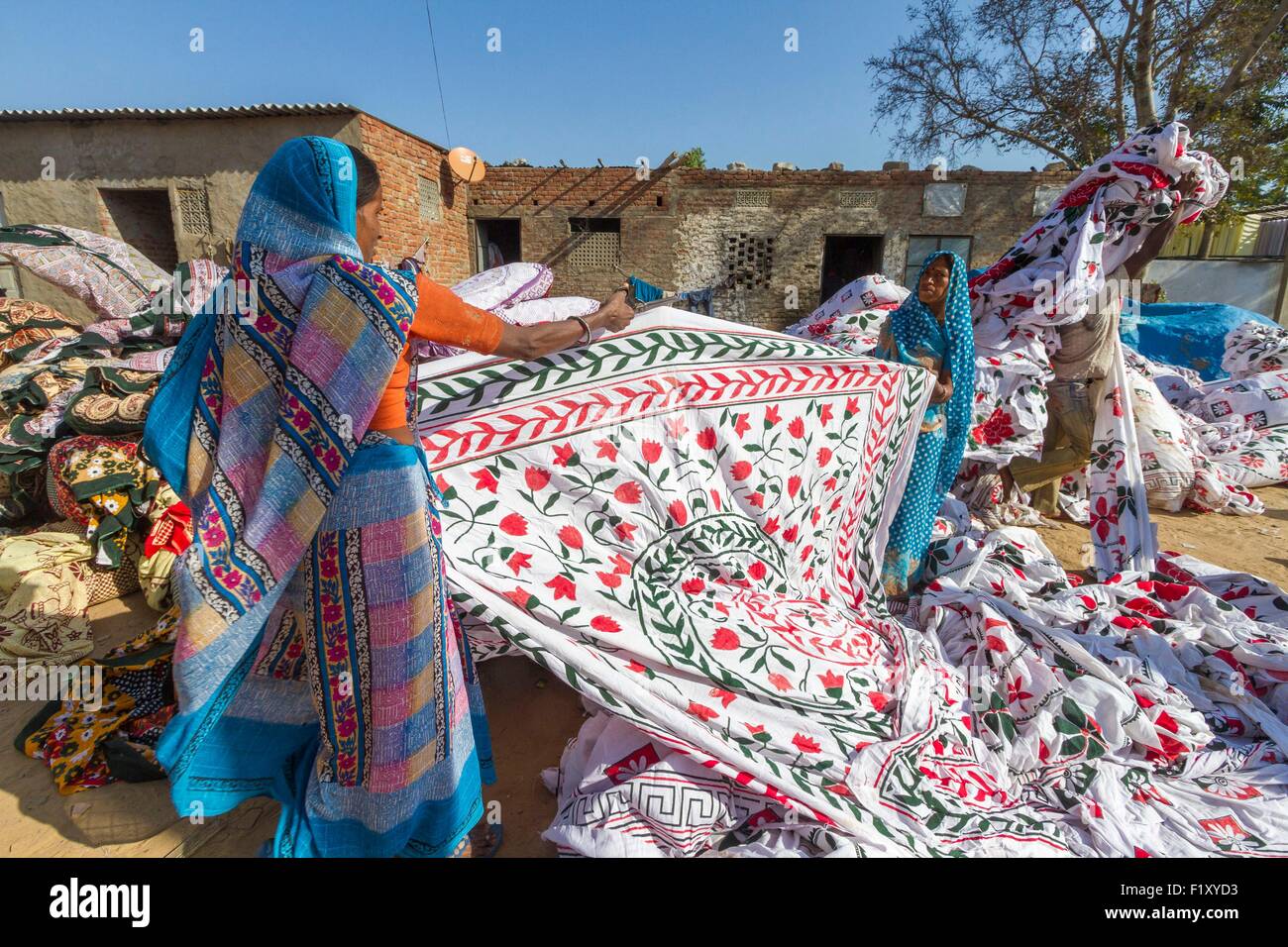 Indien, Rajasthan State Sanganer, Textilfabrik, Textilien schneiden Stockfoto
